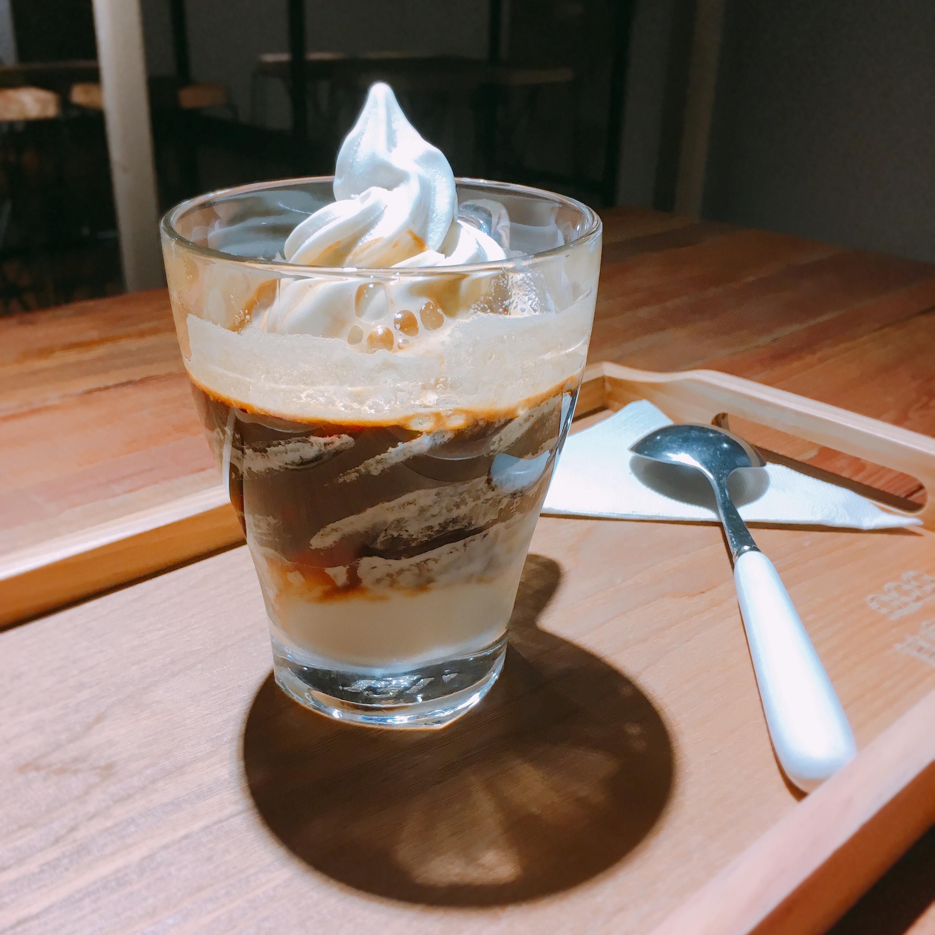 漂浮在熱咖啡中的豆乳冰山，散發著神秘的誘惑