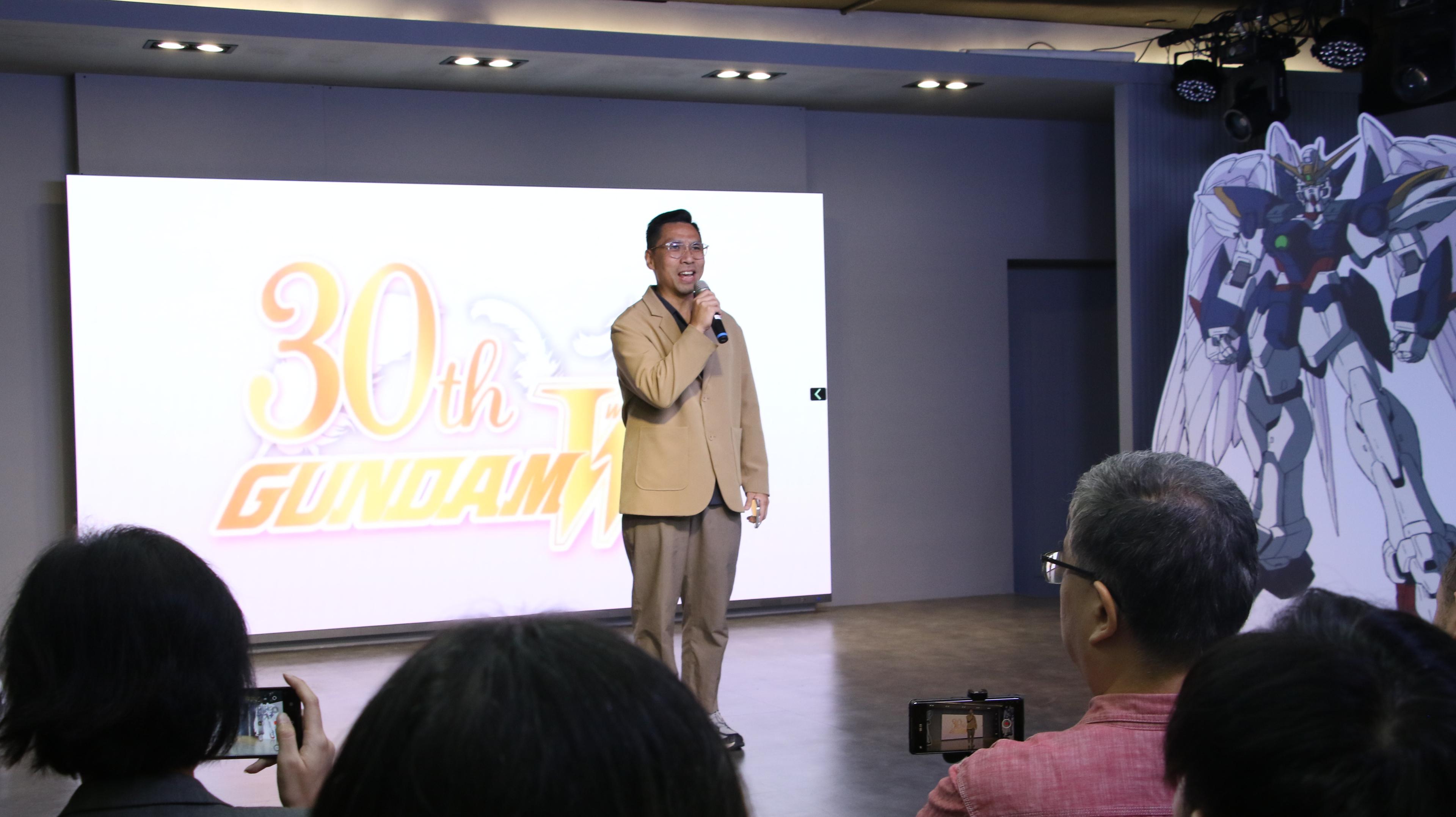 台灣萬代南夢宮總經理蕭聖祐(Roger)昨(21日)在記者會上表示希望透過此次的主題店讓消費者能更多認識《新機動戰記鋼彈W》這個IP。(圖/KIRABASE提供)