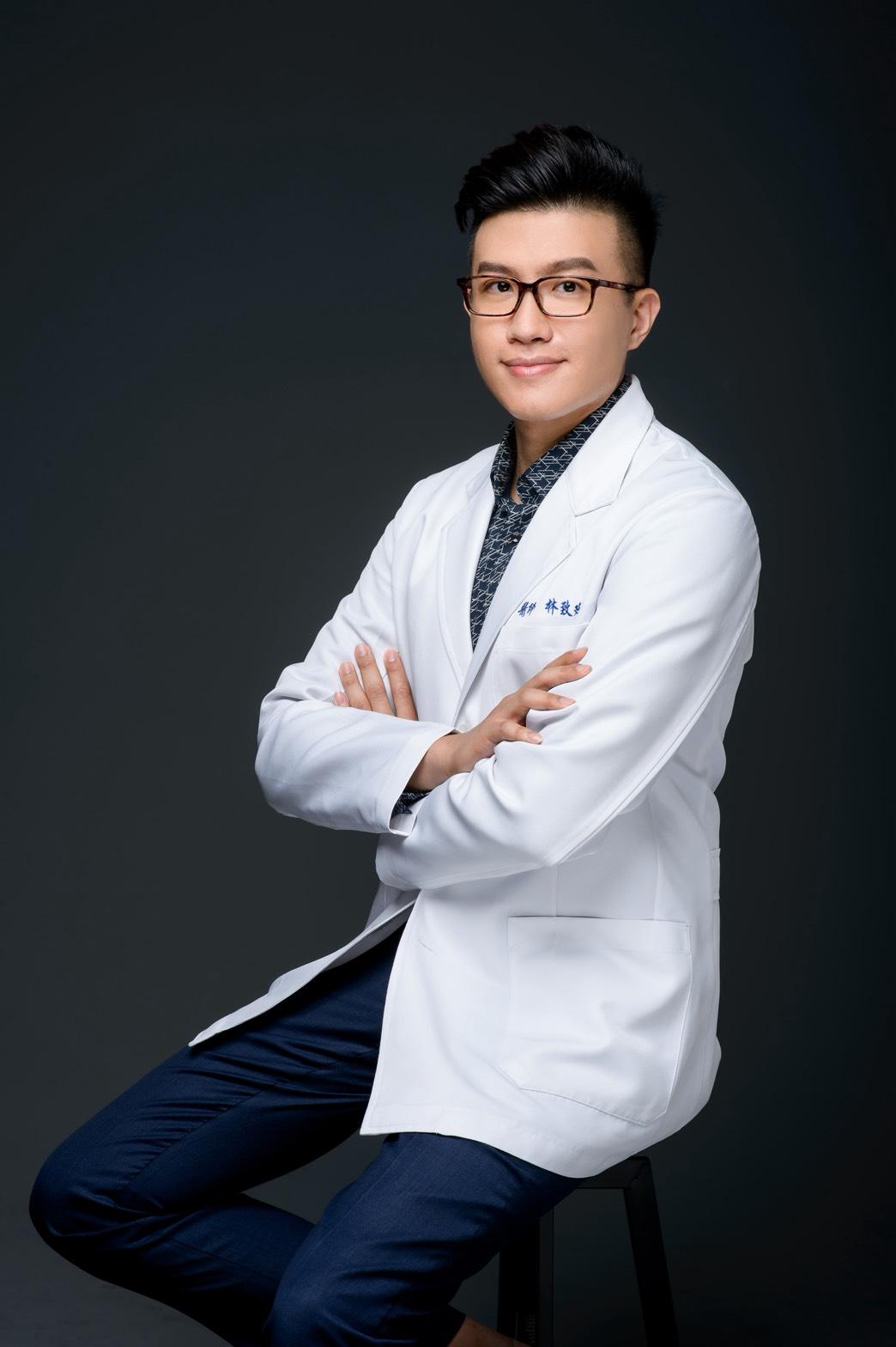 林致廷醫師指出,植牙術後照護決定了植體能否長久使用。「口腔清潔就像保養汽車,忽略保養再昂貴的植牙也可能報廢。」(照片來源:玉美學牙醫診所)