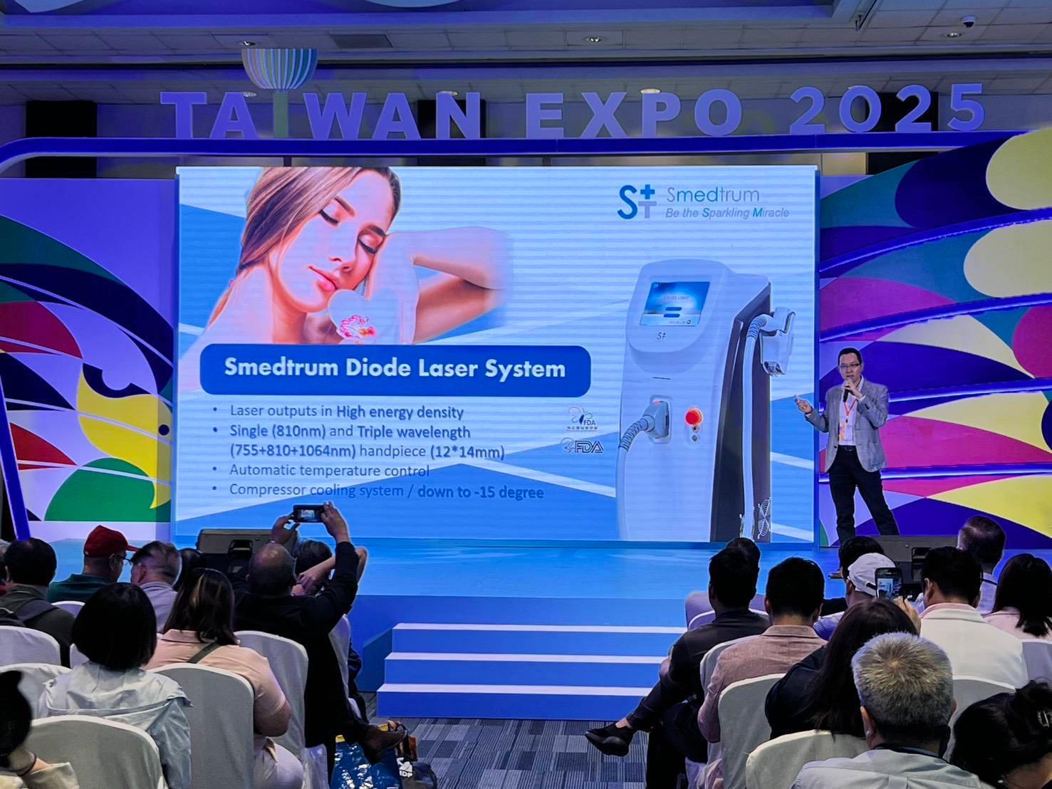 巨興醫學科技藉2025菲律賓台灣形象展,與當地專業人士交流MIT醫美儀器的最新技術。(圖/巨興醫學科技提供)