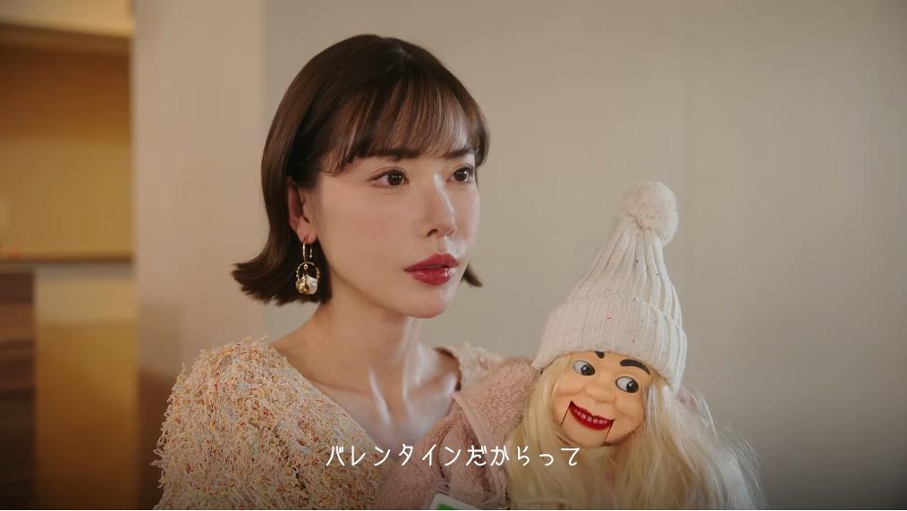 《金猴爺》日本官方 YouTube 頻道《ホイヤーしない?》與深田詠美合作日式幽默短劇。(圖/金猴爺提供)