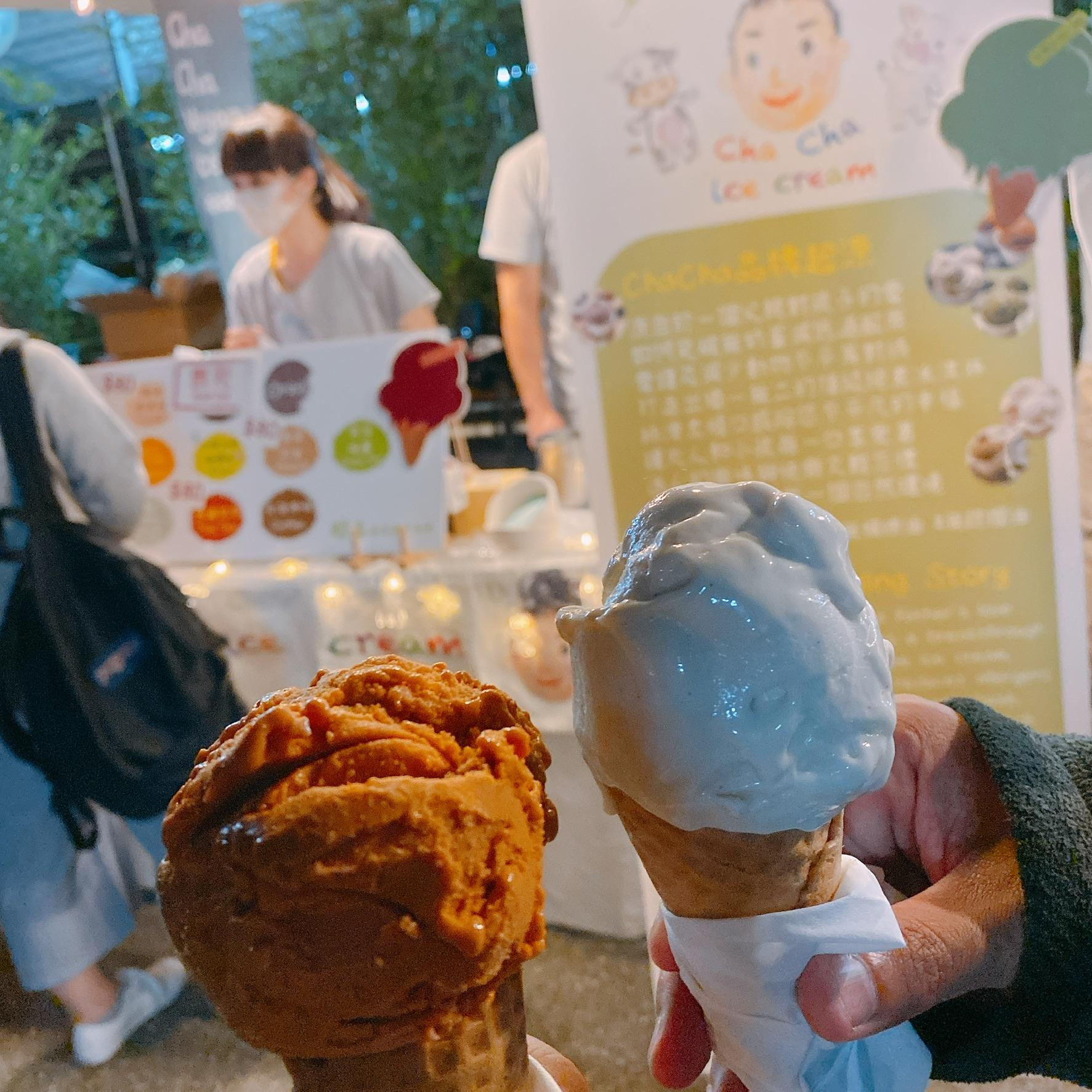 在一次無肉市集中，終於吃到超搶手的 Cha Cha 純素冰淇淋啦！